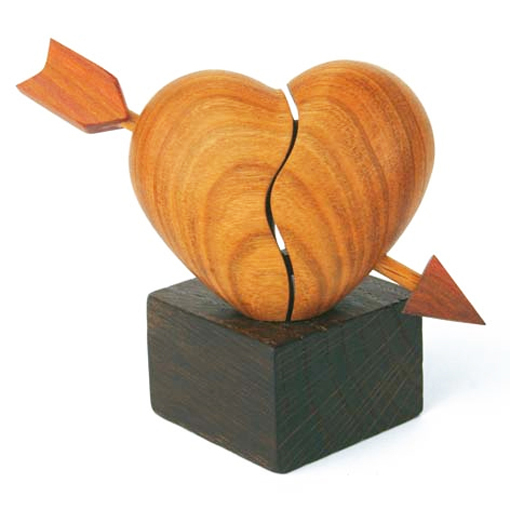 Holzherz mit Pfeil auf Eichensockel Herz Skulptur aus Holz